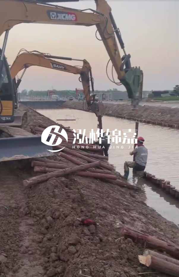 沈陽(yáng)地基穩(wěn)定打松木樁施工-地基是打樁好還是灌樁好？